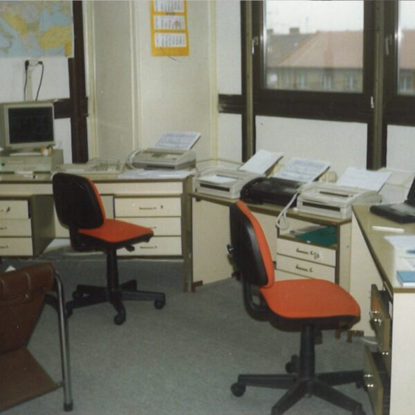 Fax, fax, fax, fax, fax, PC, PC, PC, ntb… první kancelář (cca 1995)