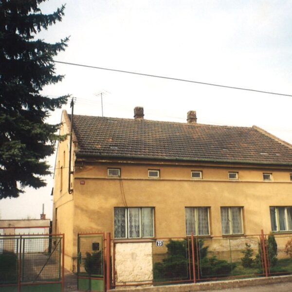 Naše dlouholeté sídlo, ještě před rekonstrukcí (1996)