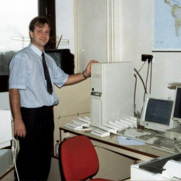 Zakladatel R. Žilka u prvního serveru (cca 1995)